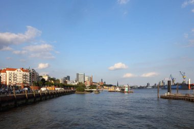 ALMANY, HAMBURG - 2017 AĞUSTOS, Hamburg Alman limanındaki kargo gemileri yükleme ve boşaltma için demirli konteyner terminali. 