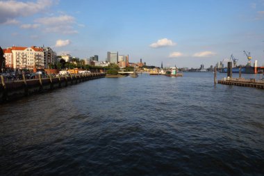 ALMANY, HAMBURG - 2017 AĞUSTOS, Hamburg Alman limanındaki kargo gemileri yükleme ve boşaltma için demirli konteyner terminali. 