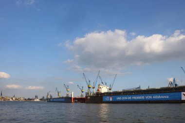 ALMANY, HAMBURG - 2017 AĞUSTOS, Hamburg Alman limanındaki kargo gemileri yükleme ve boşaltma için demirli konteyner terminali. 