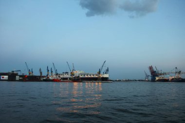ALMANY, HAMBURG - 2017 AĞUSTOS, Hamburg Alman limanındaki kargo gemileri yükleme ve boşaltma için demirli konteyner terminali. 