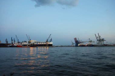 ALMANY, HAMBURG - 2017 AĞUSTOS, Hamburg Alman limanındaki kargo gemileri yükleme ve boşaltma için demirli konteyner terminali. 