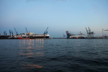 ALMANY, HAMBURG - 2017 AĞUSTOS, Hamburg Alman limanındaki kargo gemileri yükleme ve boşaltma için demirli konteyner terminali. 