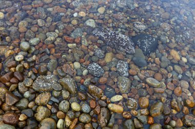 Nehirde Renkli Çakıl Taşları, Gündüz Görünümü 