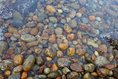 Nehirde Renkli Çakıl Taşları, Gündüz Görünümü 