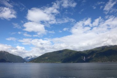 Norveç 'in Fresvik yakınlarındaki Sognefjorden manzarası 