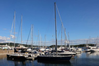 Tekneleri ve yatları olan Oslo Limanı