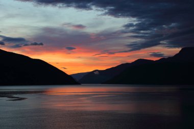 Sonnenaufgang - Sognefjord bei Fresvik / Sunrise - Fresvik yakınlarında Sognefjorden /