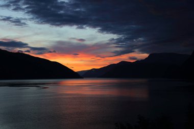 Sonnenaufgang - Sognefjord bei Fresvik / Sunrise - Fresvik yakınlarında Sognefjorden /