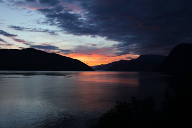 Sonnenaufgang - Sognefjord bei Fresvik / Sunrise - Fresvik yakınlarında Sognefjorden /
