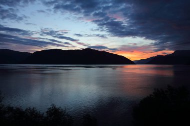 Sonnenaufgang - Sognefjord bei Fresvik / Sunrise - Fresvik yakınlarında Sognefjorden /