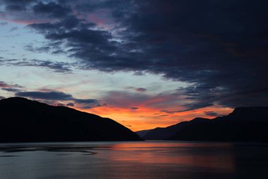 Sonnenaufgang - Sognefjord bei Fresvik / Sunrise - Fresvik yakınlarında Sognefjorden /