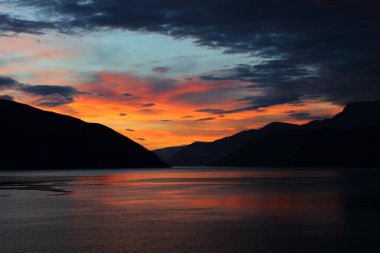 Sonnenaufgang - Sognefjord bei Fresvik / Sunrise - Fresvik yakınlarında Sognefjorden /