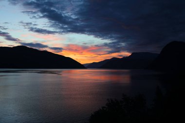 Sonnenaufgang - Sognefjord bei Fresvik / Sunrise - Fresvik yakınlarında Sognefjorden /