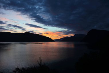 Sonnenaufgang - Sognefjord bei Fresvik / Sunrise - Fresvik yakınlarında Sognefjorden /