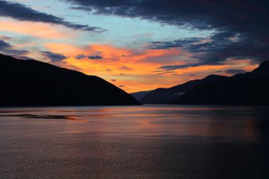 Sonnenaufgang - Sognefjord bei Fresvik / Sunrise - Fresvik yakınlarında Sognefjorden /