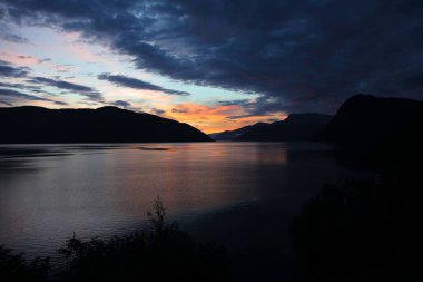 Sonnenaufgang - Sognefjord bei Fresvik / Sunrise - Fresvik yakınlarında Sognefjorden /