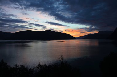 Sonnenaufgang - Sognefjord bei Fresvik / Sunrise - Fresvik yakınlarında Sognefjorden /