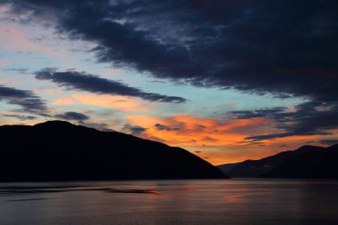 Sonnenaufgang - Sognefjord bei Fresvik / Sunrise - Fresvik yakınlarında Sognefjorden /