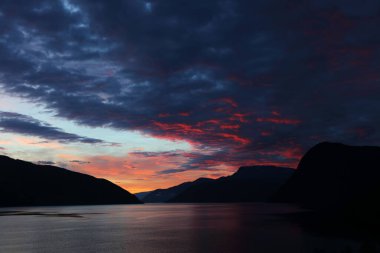 Sonnenaufgang - Sognefjord bei Fresvik / Sunrise - Fresvik yakınlarında Sognefjorden /