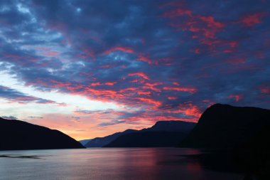 Sonnenaufgang - Sognefjord bei Fresvik / Sunrise - Fresvik yakınlarında Sognefjorden /