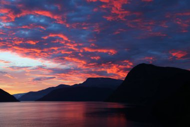Sonnenaufgang - Sognefjord bei Fresvik / Sunrise - Fresvik yakınlarında Sognefjorden /