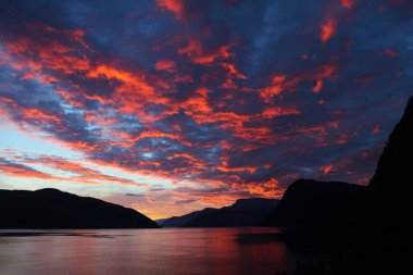Sonnenaufgang - Sognefjord bei Fresvik / Sunrise - Fresvik yakınlarında Sognefjorden /