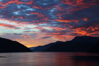 Sonnenaufgang - Sognefjord bei Fresvik / Sunrise - Fresvik yakınlarında Sognefjorden /