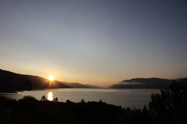 Sonnenaufgang Sognefjord Bei Nordrevik Und Vadheim Sunrise Sognefjorden Nära Nordrevik — Stockfoto