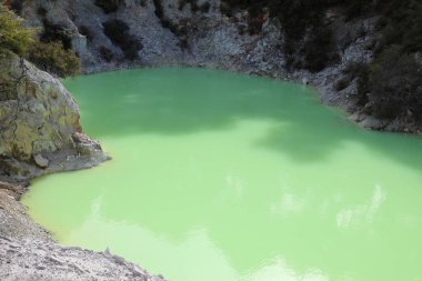 Wai-O-Tapu Thermalwunderland - Roto Karikitea Krater / Wai-O-Tapu Thermal Wonderland - Roto Karikitea Krateri /