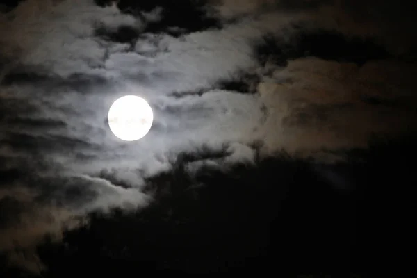 Mond und Wolken / Moon and clouds