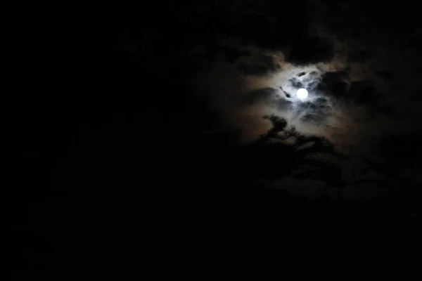 Луна Облака — стоковое фото