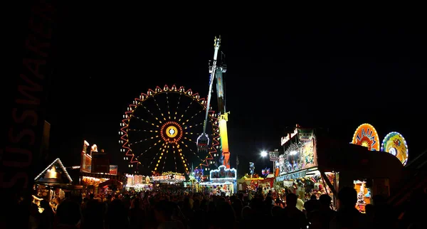 Riesenrad Und Loopinggondel Riesenrad Und Looping Gondel Oder Booster — Stockfoto