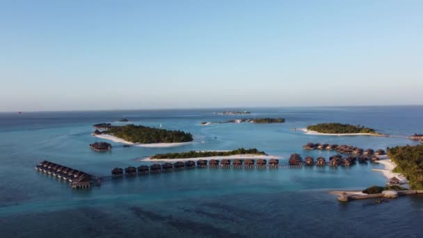 Αεροπλάνα drone στο ηλιοβασίλεμα είναι Como Cocoa Island, Maafushi, Μαλδίβες. Σπίτια στο νερό — Αρχείο Βίντεο