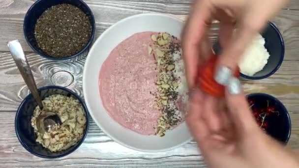 Video tutorial sobre cómo cortar bellamente las fresas con un ventilador y decorar el yogur. Concepto de comida saludable — Vídeos de Stock