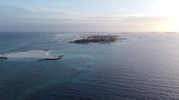 Coucher de soleil drone vue sur deux îles, une déserte de sable aux Maldives — Video