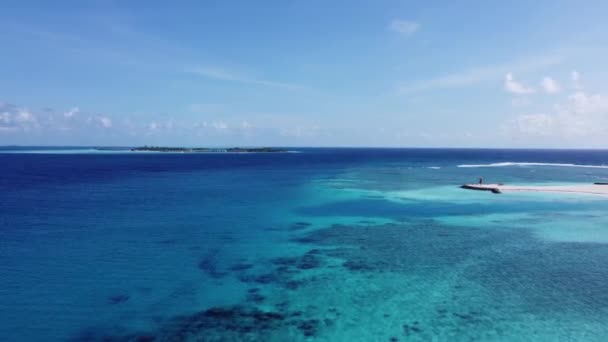 Widok z lotu ptaka na piękną wyspę Malediwy, widok z góry 4K Sunny Island i gradientowy ocean — Wideo stockowe