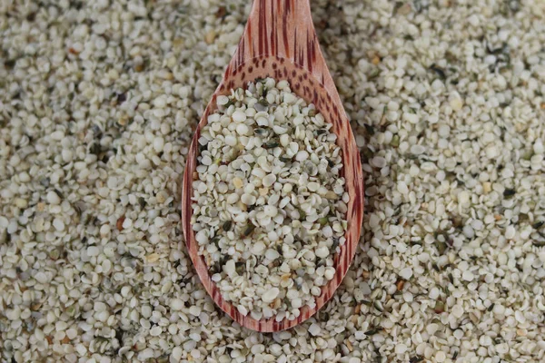 Ahşap bir kaşıkta sağlıklı organik kabuklu kenevir tohumları.. — Stok fotoğraf