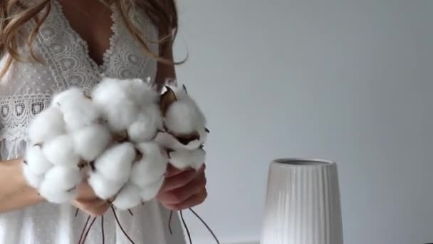 Bouclé Femme Blonde Place Bouquet Brins Coton Avec Des Fleurs — Video