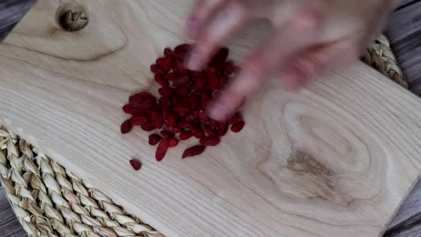 Womans Ręka Układa Goji Jagody Kształcie Serca Drewnianej Desce — Wideo stockowe