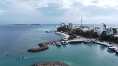 Okyanusun ve Maldivler 'deki Maafushi Adası' nın insansız hava aracı görüntüsü. Gemiler ve tekneler için bir iskele.