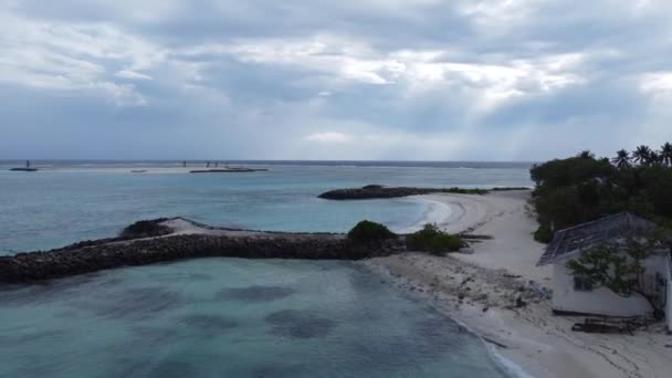 Een Antenne Drone Zicht Malediven Avond Zonsondergang Blauwe Oceaan Vliegende — Stockvideo