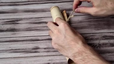 Bir adamın elleri hazine adası olan eski bir korsan haritasını açar