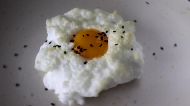奥西尼鸡蛋在一个有黑芝麻的盘子里蛋云 — 图库视频影像