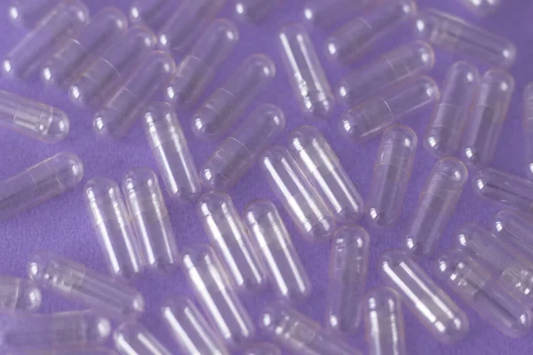 Pastillas Cápsulas Transparentes Vacías Sobre Fondo Violeta —  Fotos de Stock