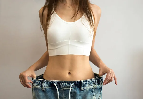 Žena Hubnutí Slim Body Šťastná Dívka Ukazuje Svou Štíhlou Postavu — Stock fotografie