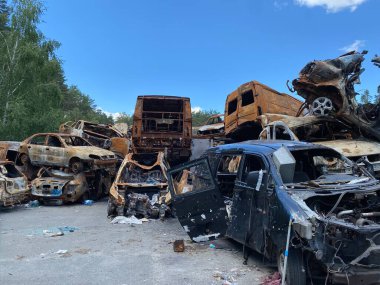 Araba mezarlığı. Irpensky otomobil mezarlığı. Savaşın sonuçları Kyiv yakınlarındaki huzurlu bir şehirde.