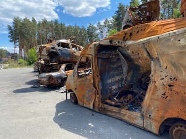 Araba mezarlığı. Yanmış Otobüs Vurulan Arabalar