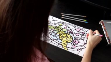 Kadın nörografik bir resim çiziyor. Ruh sağlığı ve psikoloji kavramı