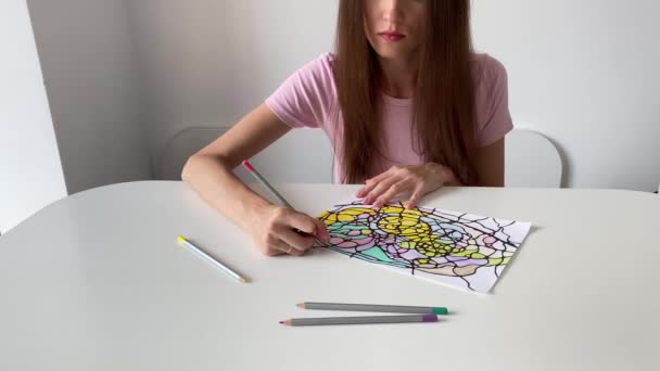 Donna Che Disegna Neurografia Foglio Carta Psicoterapia Attraverso Disegno Tecniche — Video Stock