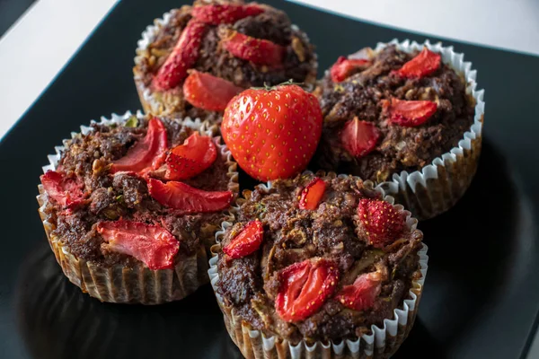 Schokoladennussmehl Erdbeer Muffins Für Die Keto Diät Schwarzer Teller Großaufnahme — Stockfoto